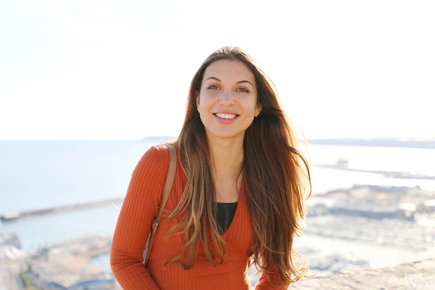 Femme posant sur la mer