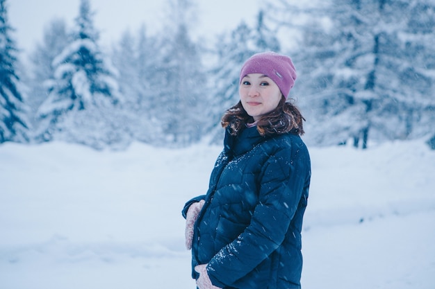 Femme posant avec de la neige autour