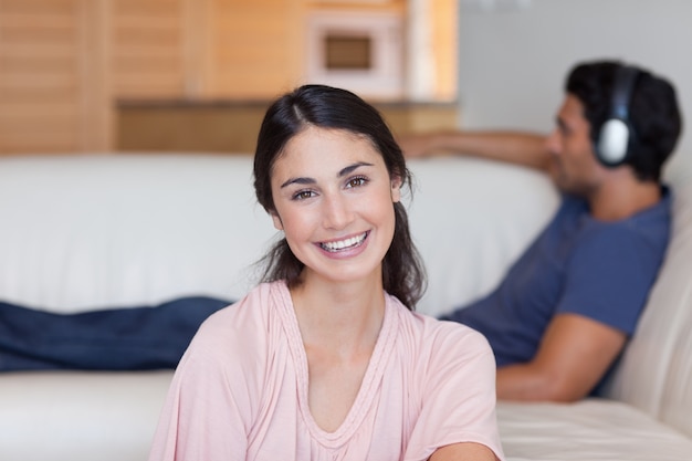 Femme posant pendant que son fiancé écoute de la musique