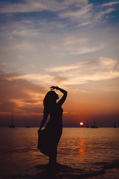 Femme posant sur la plage