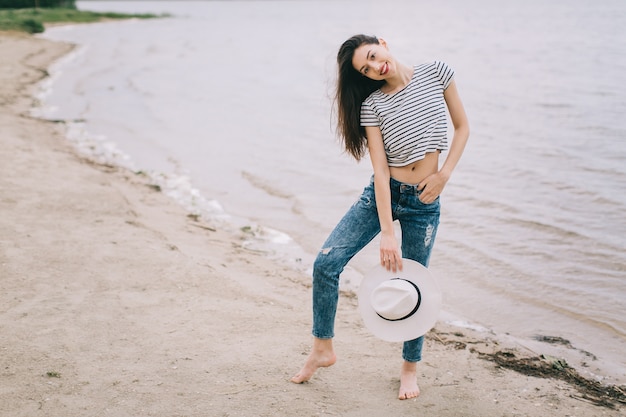 femme posant sur la plage