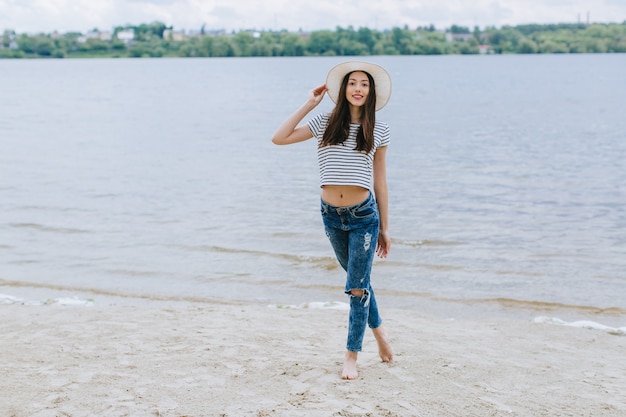 femme posant sur la plage