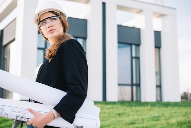 Photo femme posant avec des plans