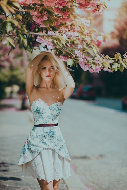 Femme posant pour une photo dans le jardin