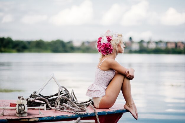 femme posant pour une photo dans le port