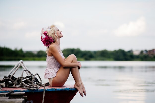 femme posant pour une photo dans le port