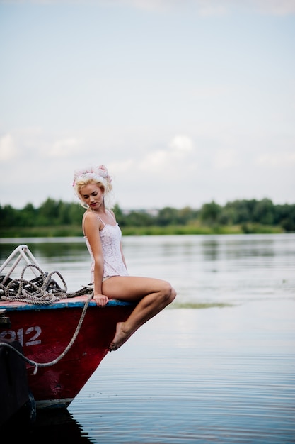 femme posant pour une photo dans le port