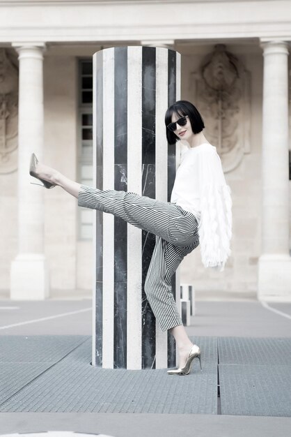 Femme pose sur des chaussures à talons hauts à paris france