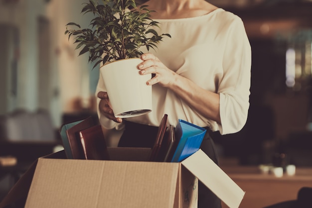 Femme pose des choses sur le lieu de travail.