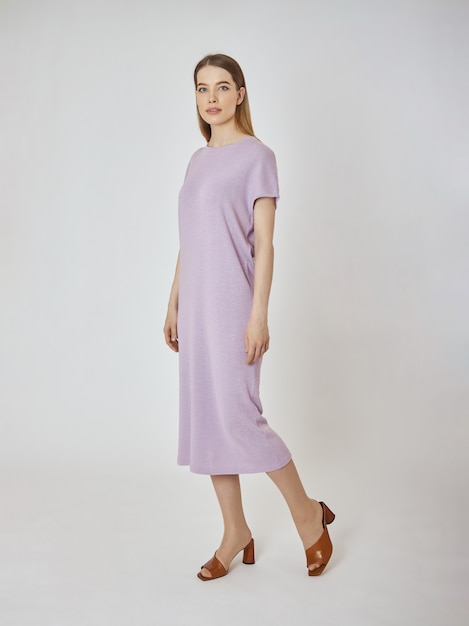 Femme pose dans une nouvelle collection de vêtements d'été. Fille réussie