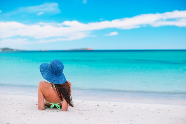 Femme, pose, plage, apprécier, vacances été, regarder mer