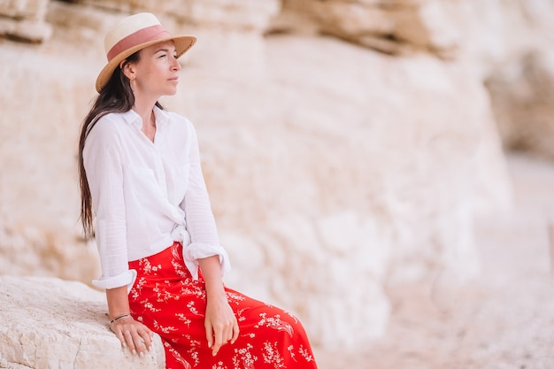 Femme, pose, plage, apprécier, vacances été, regarder mer