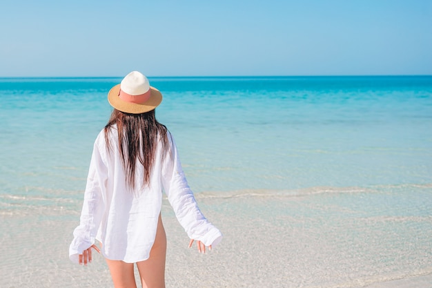 Femme, pose, plage, apprécier, vacances été, regarder mer