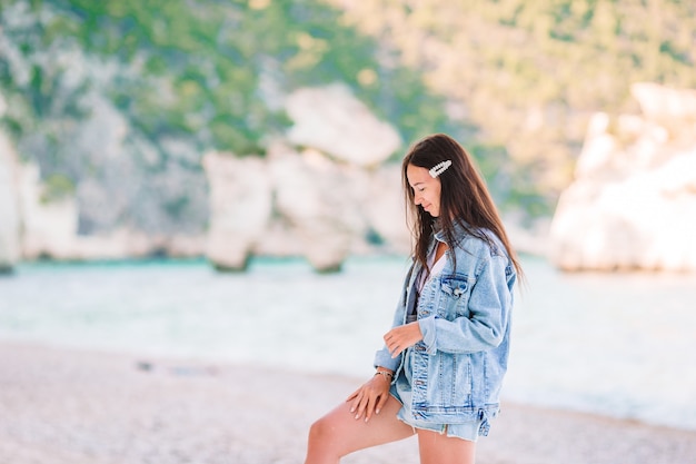 Femme, pose, plage, apprécier, vacances été, regarder mer