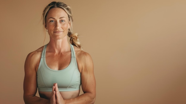 Photo femme en pose de yoga mains le pouce plié sur la poitrine chemise sans manches