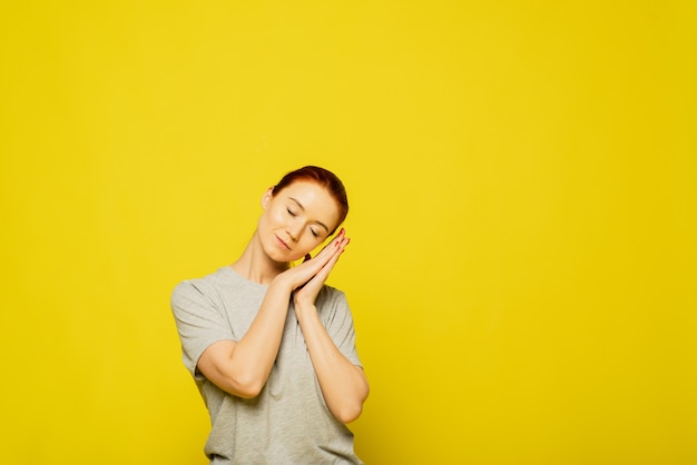 Femme, poser, jaune, fond