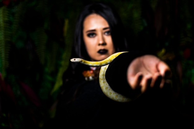 Femme, poser, serpent, sombre, mur