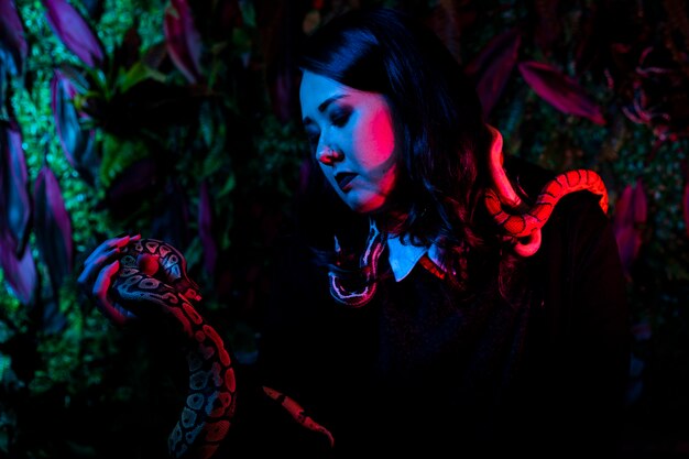 Femme, poser, serpent, sombre, mur