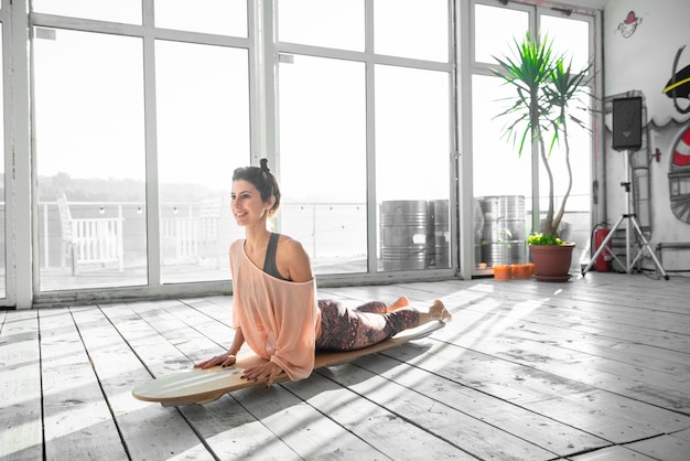 Femme en position de yoga chien face vers le haut.