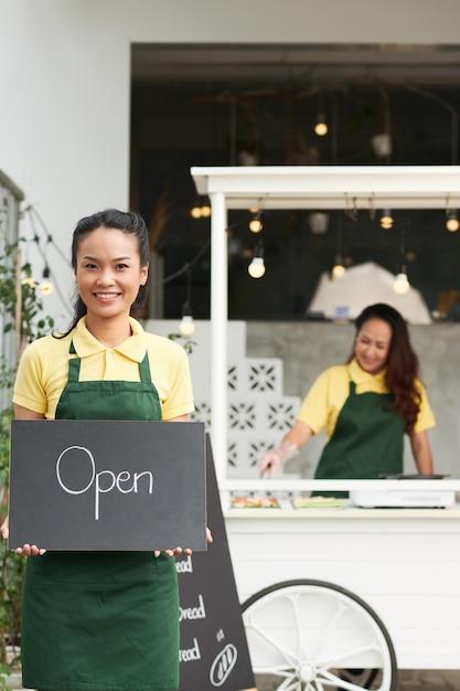 Femme positive devant le panier alimentaire