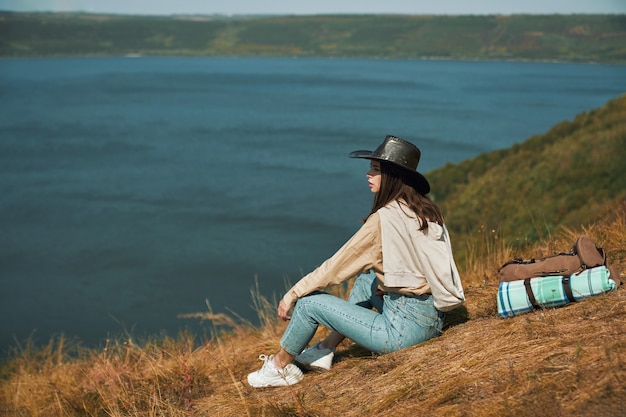 Femme positive regardant la rivière Dniestr de High Hill