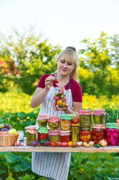 Femme avec pot de légumes conservés pour l'hiver Mise au point sélective