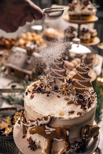 Photo femme poudrant le gâteau de pain d'épice