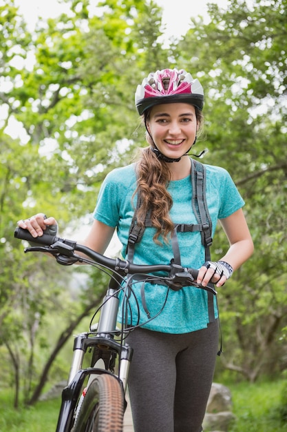 Femme poussant son vélo