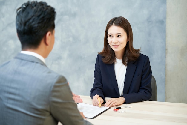 Une femme poussant un timbre comme signature sur un document