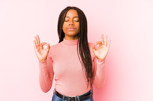 Femme poxing détendue en studio