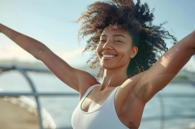 Une femme pratiquant la barre de fitness au bord de la plage