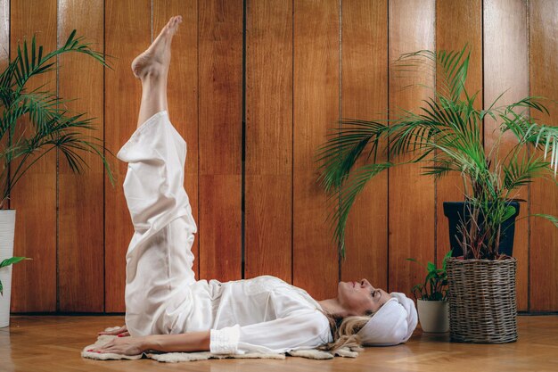 Photo une femme pratiquant des exercices de kundalini yoga kriya pour le centre du nombril et l'élimination des déchets intestinaux