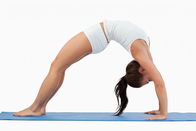 Femme pratiquant la gymnastique