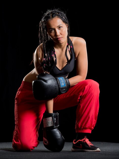 Photo une femme pratiquant le kickboxing