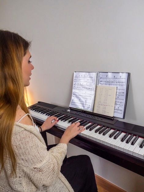 Femme pratiquant le piano