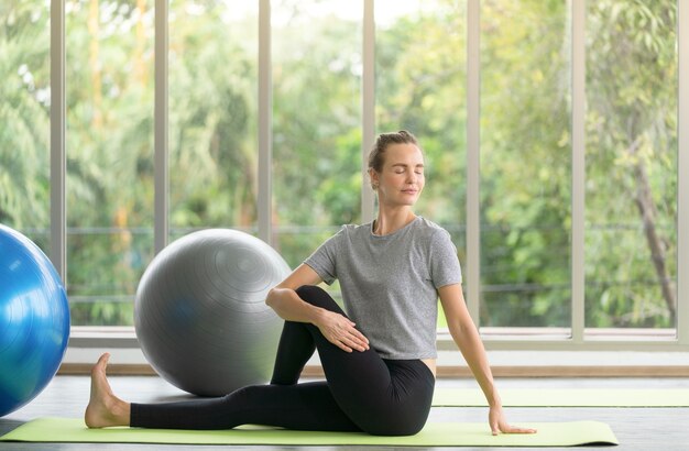 femme pratiquant le yoga au gymnase