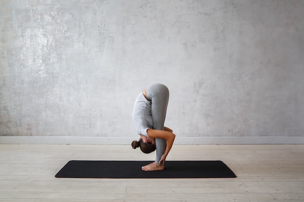 Femme pratiquant le yoga avancé.