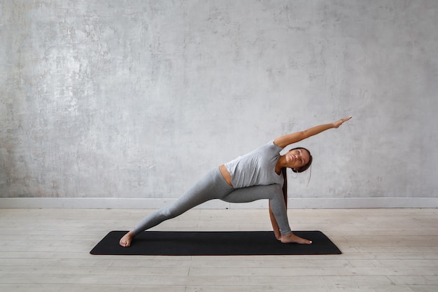 Femme pratiquant le yoga avancé.