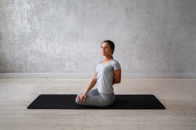 Femme pratiquant le yoga avancé.