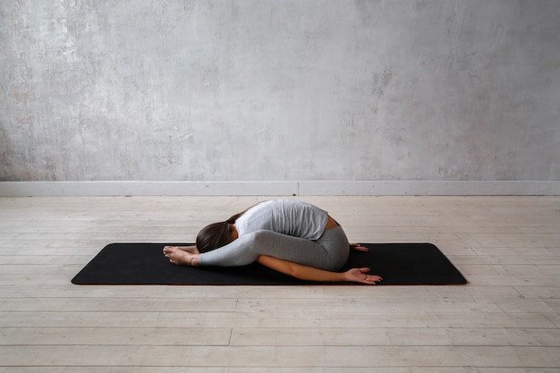 Femme pratiquant le yoga avancé.