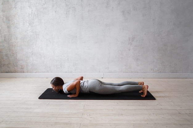 Femme pratiquant le yoga avancé.