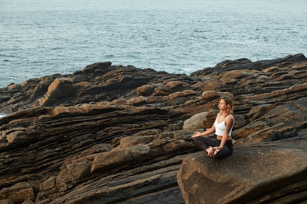 Femme pratiquant le yoga dans la nature. Méditer à l'extérieur