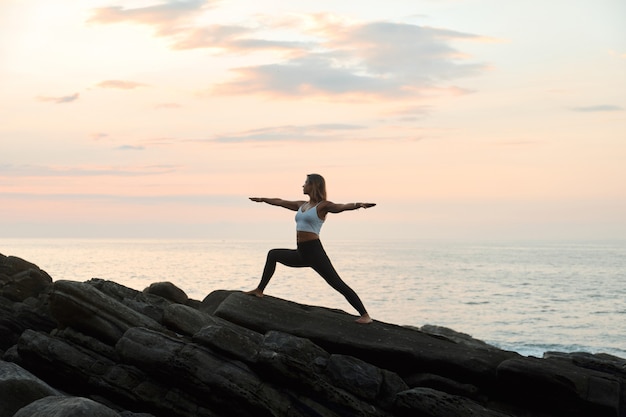 Femme pratiquant le yoga dans la nature