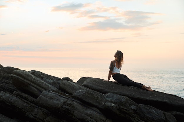 Femme pratiquant le yoga dans la nature