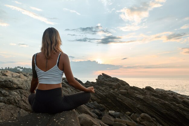 Femme pratiquant le yoga dans la nature