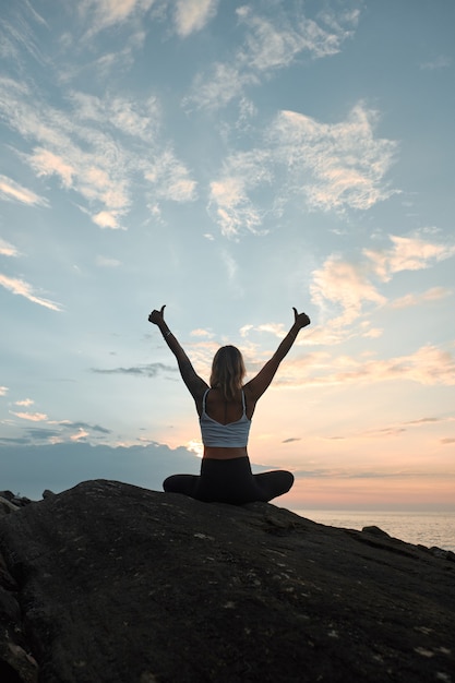 Femme pratiquant le yoga dans la nature