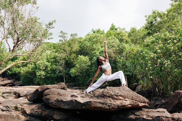 Femme pratiquant le yoga dans la nature