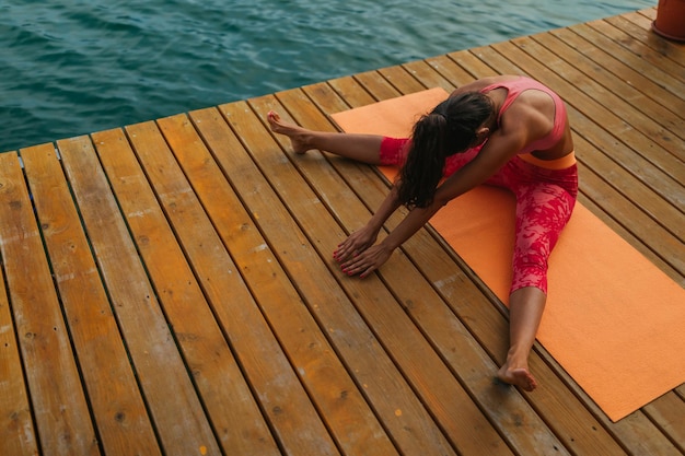 Femme pratiquant le yoga dans la nature