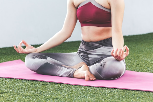 Femme pratiquant le yoga dans le parc