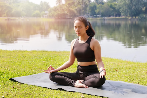 Femme pratiquant le yoga à l'extérieur